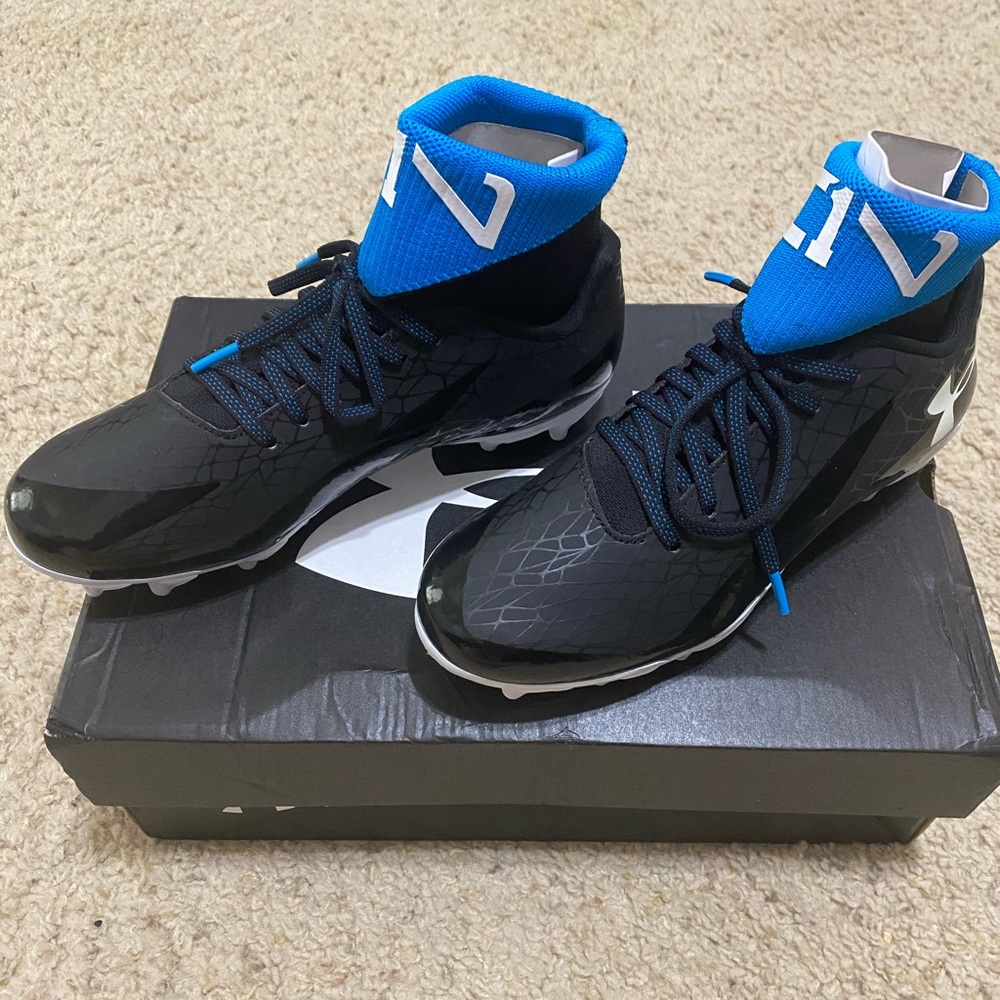 *BRAND NEW NEVER WORN* YOUTH UNDER ARMOUR FOOTBALL CLEATS SIZE 5Y